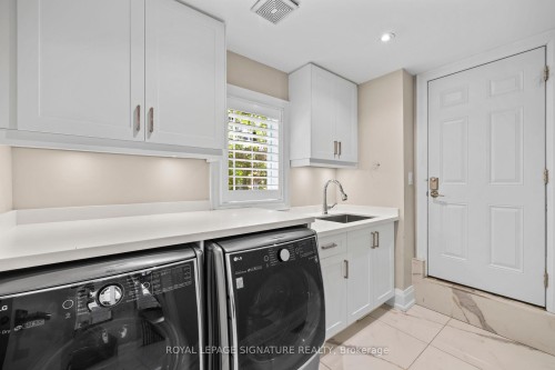 2480 Upper Valley Crescent, Oakville, ON - Indoor Photo Showing Laundry Room