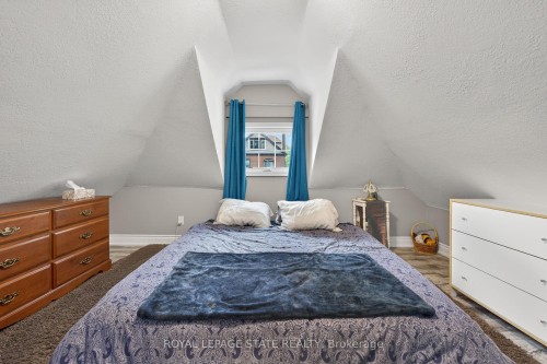 219 Hess Street S, Hamilton, ON - Indoor Photo Showing Bedroom