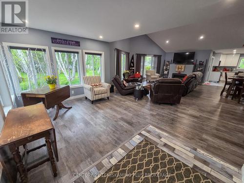 794022 Island Road, Englehart (Central Timiskaming), ON - Indoor Photo Showing Living Room