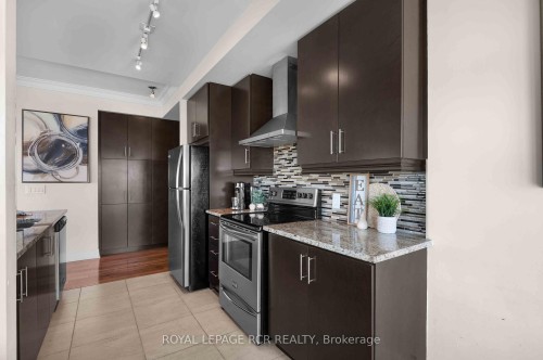 1702-100 John Street, Brampton, ON - Indoor Photo Showing Kitchen With Upgraded Kitchen