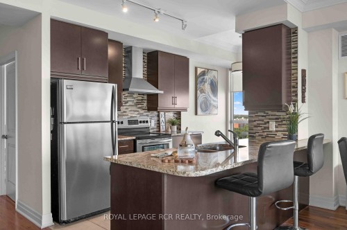 1702-100 John Street, Brampton, ON - Indoor Photo Showing Kitchen With Double Sink With Upgraded Kitchen