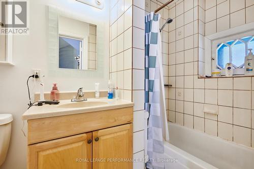 66 Delaware Avenue, Ottawa, ON - Indoor Photo Showing Bathroom