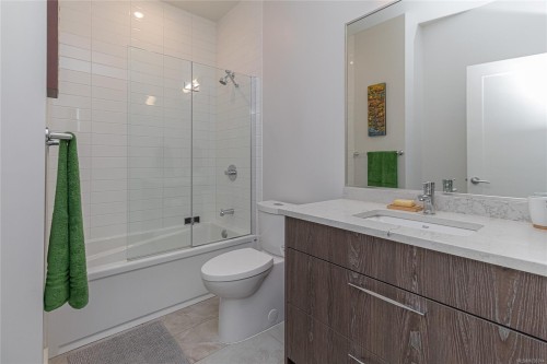 #103-9864 Fourth St, Sidney, BC - Indoor Photo Showing Bathroom