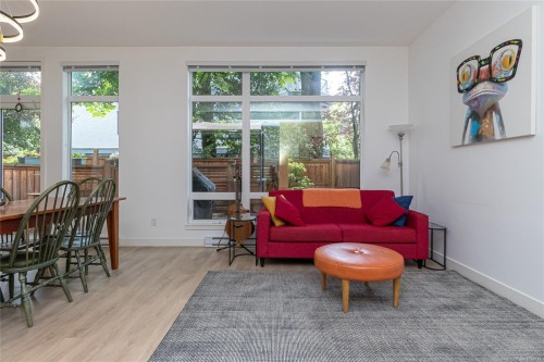 #103-9864 Fourth St, Sidney, BC - Indoor Photo Showing Living Room