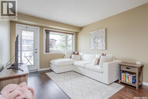 5109 110 Willis Crescent, Saskatoon, SK - Indoor Photo Showing Living Room