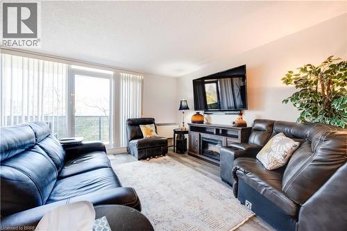 9 Bonheur Court Unit# 401, Brantford, ON - Indoor Photo Showing Living Room