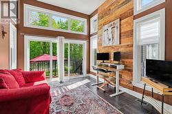 Bright Sun Room - 