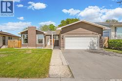 215 Neatby CRESCENT  Saskatoon, SK S7M 4W9