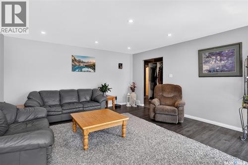 215 Neatby Crescent, Saskatoon, SK - Indoor Photo Showing Living Room