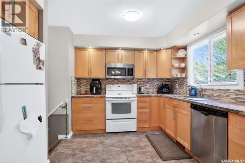 215 Neatby Crescent, Saskatoon, SK - Indoor Photo Showing Kitchen
