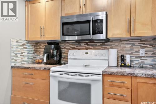 215 Neatby Crescent, Saskatoon, SK - Indoor Photo Showing Kitchen