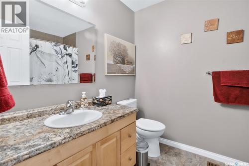 215 Neatby Crescent, Saskatoon, SK - Indoor Photo Showing Bathroom