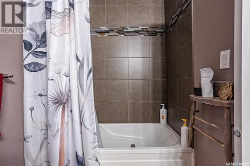 215 Neatby Crescent, Saskatoon, SK - Indoor Photo Showing Bathroom