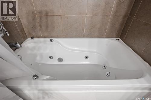 215 Neatby Crescent, Saskatoon, SK - Indoor Photo Showing Bathroom