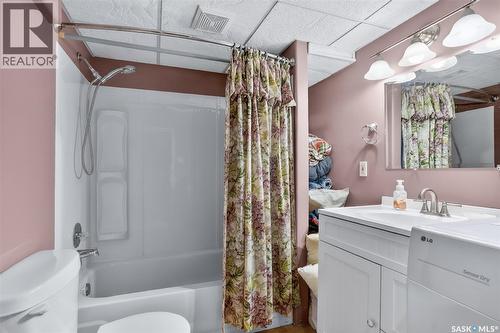 215 Neatby Crescent, Saskatoon, SK - Indoor Photo Showing Bathroom