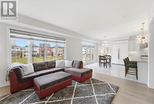 80 Explorer Way, Thorold, ON - Indoor Photo Showing Living Room
