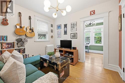 102 Carrick Avenue, Hamilton, ON - Indoor Photo Showing Living Room