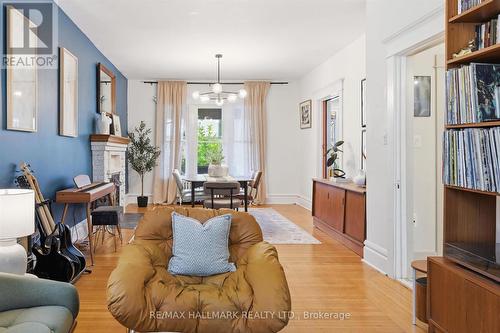 102 Carrick Avenue, Hamilton, ON - Indoor Photo Showing Living Room