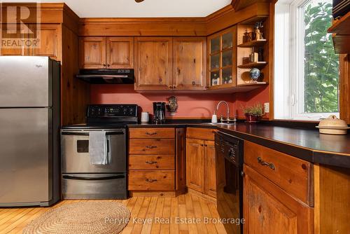 2322 Old Muskoka Road, Huntsville (Stephenson), ON - Indoor Photo Showing Kitchen
