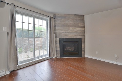 Living Room - 001-2860 Rue Montcalm, Vaudreuil-Dorion, QC - Indoor Photo Showing Living Room With Fireplace