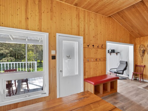 Hall d'entrée/Vestibule - 120 Ch. Bernard, Bury, QC - Indoor Photo Showing Other Room