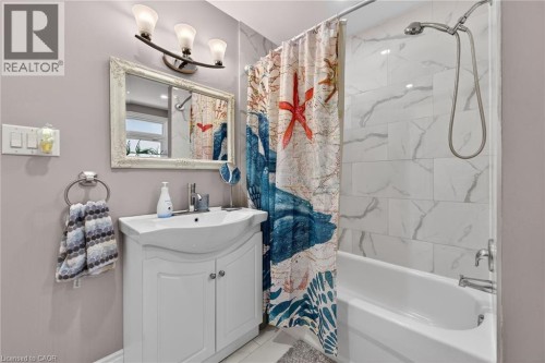 219 Hess Street S, Hamilton, ON - Indoor Photo Showing Bathroom
