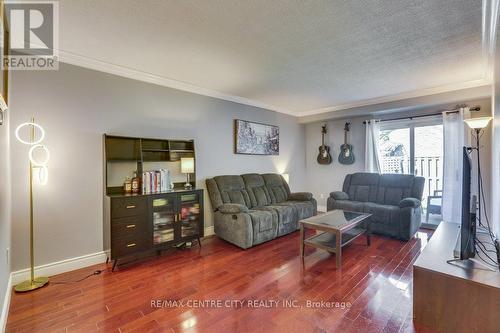 118 - 700 Osgoode Drive, London South (South Y), ON - Indoor Photo Showing Living Room
