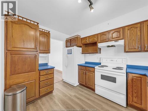 6701 Rose-Ville Garden Drive, Windsor, ON - Indoor Photo Showing Kitchen