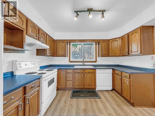 6701 Rose-Ville Garden Drive, Windsor, ON - Indoor Photo Showing Kitchen