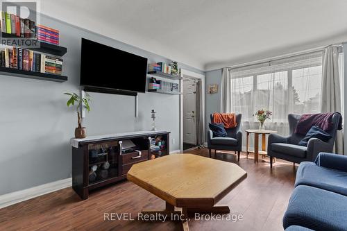 217 Niagara Street N, St. Catharines (Facer), ON - Indoor Photo Showing Living Room