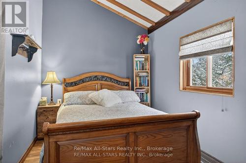 28 Pine Ridge Road, Kawartha Lakes (Norland), ON - Indoor Photo Showing Bedroom