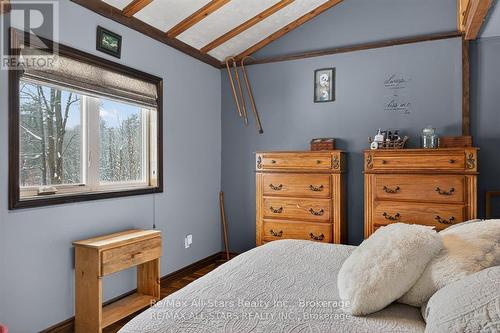 28 Pine Ridge Road, Kawartha Lakes (Norland), ON - Indoor Photo Showing Bedroom
