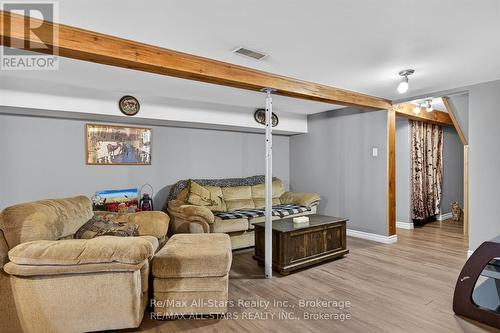 28 Pine Ridge Road, Kawartha Lakes (Norland), ON - Indoor Photo Showing Living Room