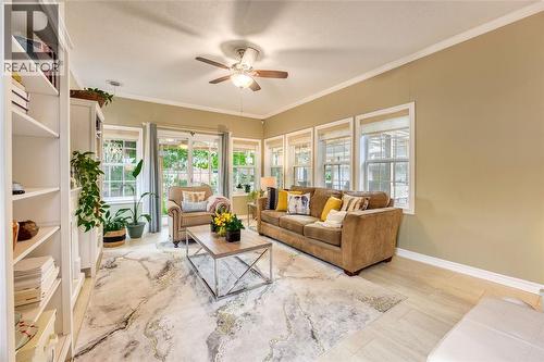 333 Cameron Street, Sarnia, ON - Indoor Photo Showing Living Room