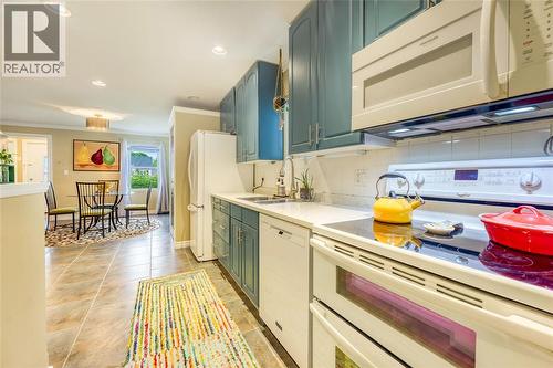 333 Cameron Street, Sarnia, ON - Indoor Photo Showing Kitchen