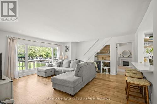 Freshly painted home and refinished floors - 204 Beaumont Drive, Bracebridge (Muskoka (N)), ON - Indoor Photo Showing Living Room