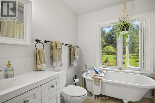 Updated ensuite with soaker tub - 204 Beaumont Drive, Bracebridge (Muskoka (N)), ON - Indoor Photo Showing Bathroom