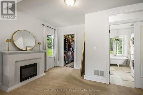 204 Beaumont Drive, Bracebridge (Muskoka (N)), ON - Indoor Photo Showing Living Room With Fireplace