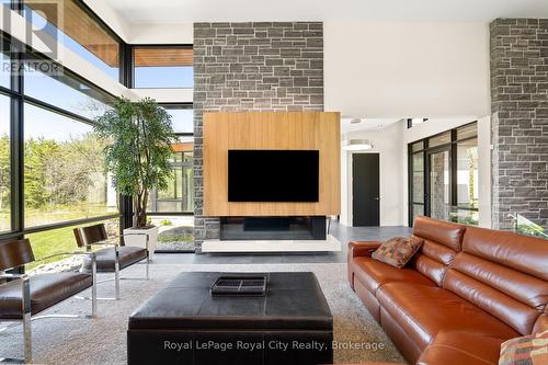 164 Hume Road, Puslinch, ON - Indoor Photo Showing Living Room