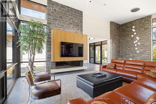 164 Hume Road, Puslinch, ON - Indoor Photo Showing Living Room
