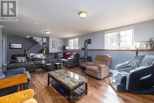 2 Highland Drive, Grey Highlands, ON - Indoor Photo Showing Living Room