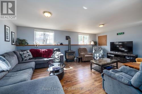 2 Highland Drive, Grey Highlands, ON - Indoor Photo Showing Living Room