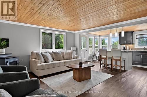 34 Rideau Drive, Kawartha Lakes (Verulam), ON - Indoor Photo Showing Living Room