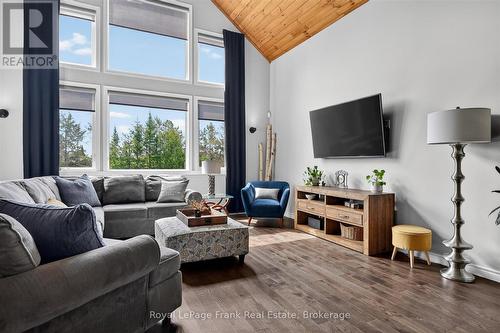 34 Rideau Drive, Kawartha Lakes (Verulam), ON - Indoor Photo Showing Living Room