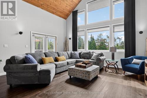 34 Rideau Drive, Kawartha Lakes (Verulam), ON - Indoor Photo Showing Living Room