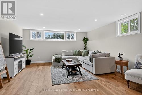 34 Rideau Drive, Kawartha Lakes (Verulam), ON - Indoor Photo Showing Living Room