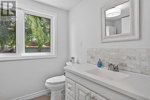34 Rideau Drive, Kawartha Lakes (Verulam), ON - Indoor Photo Showing Bathroom