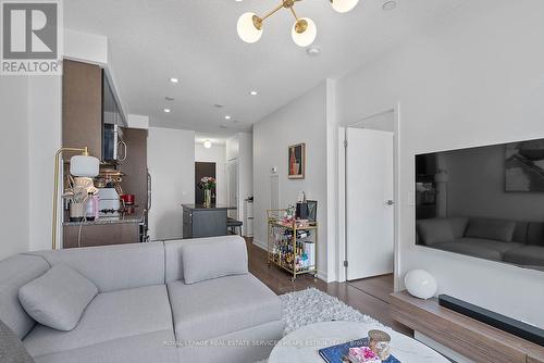613 - 98 Lillian Street, Toronto, ON - Indoor Photo Showing Living Room