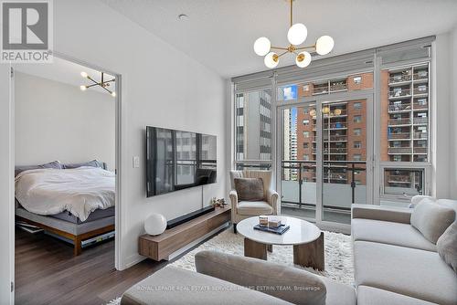 613 - 98 Lillian Street, Toronto, ON - Indoor Photo Showing Living Room
