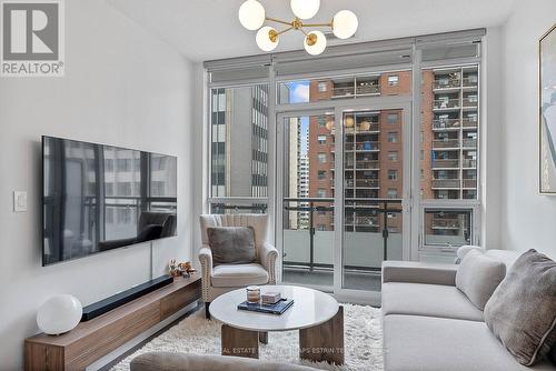 613 - 98 Lillian Street, Toronto, ON - Indoor Photo Showing Living Room